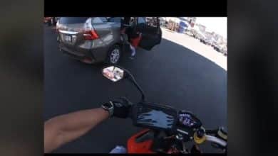 ni&ntilde;o abri&oacute; la puerta de un carro en movimiento y qued&oacute; colgando