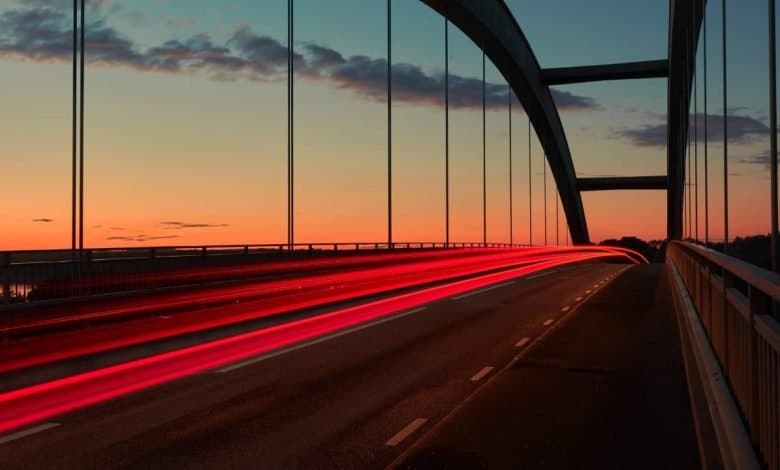 cuerpo colgando de un puente