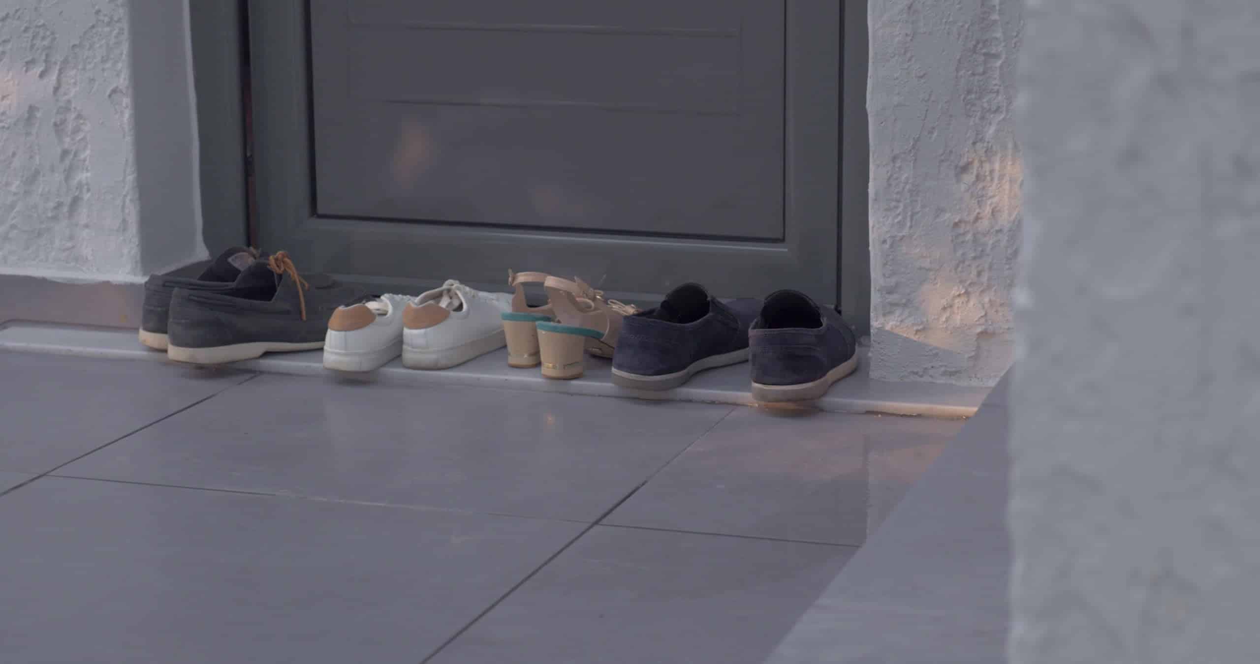 razones por las que deber&iacute;as quitarte los zapatos al llegar a casa