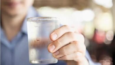 mano con vaso de agua / tomar agua / beber agua / sed / siesta / hipo