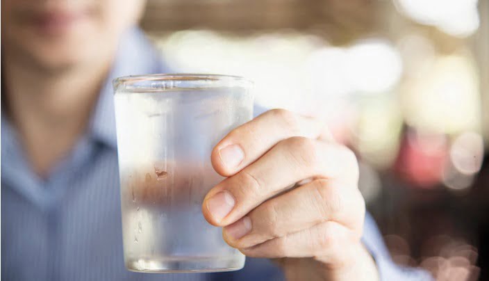 mano con vaso de agua / tomar agua / beber agua / sed / siesta