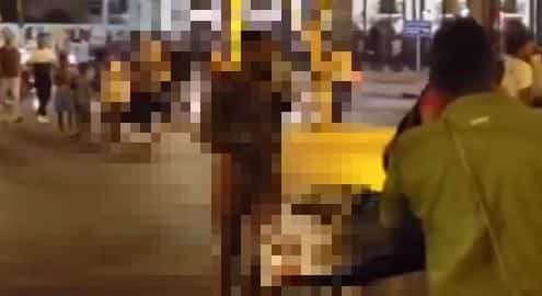 turista desnudo por el centro hist&oacute;rico de cartagena