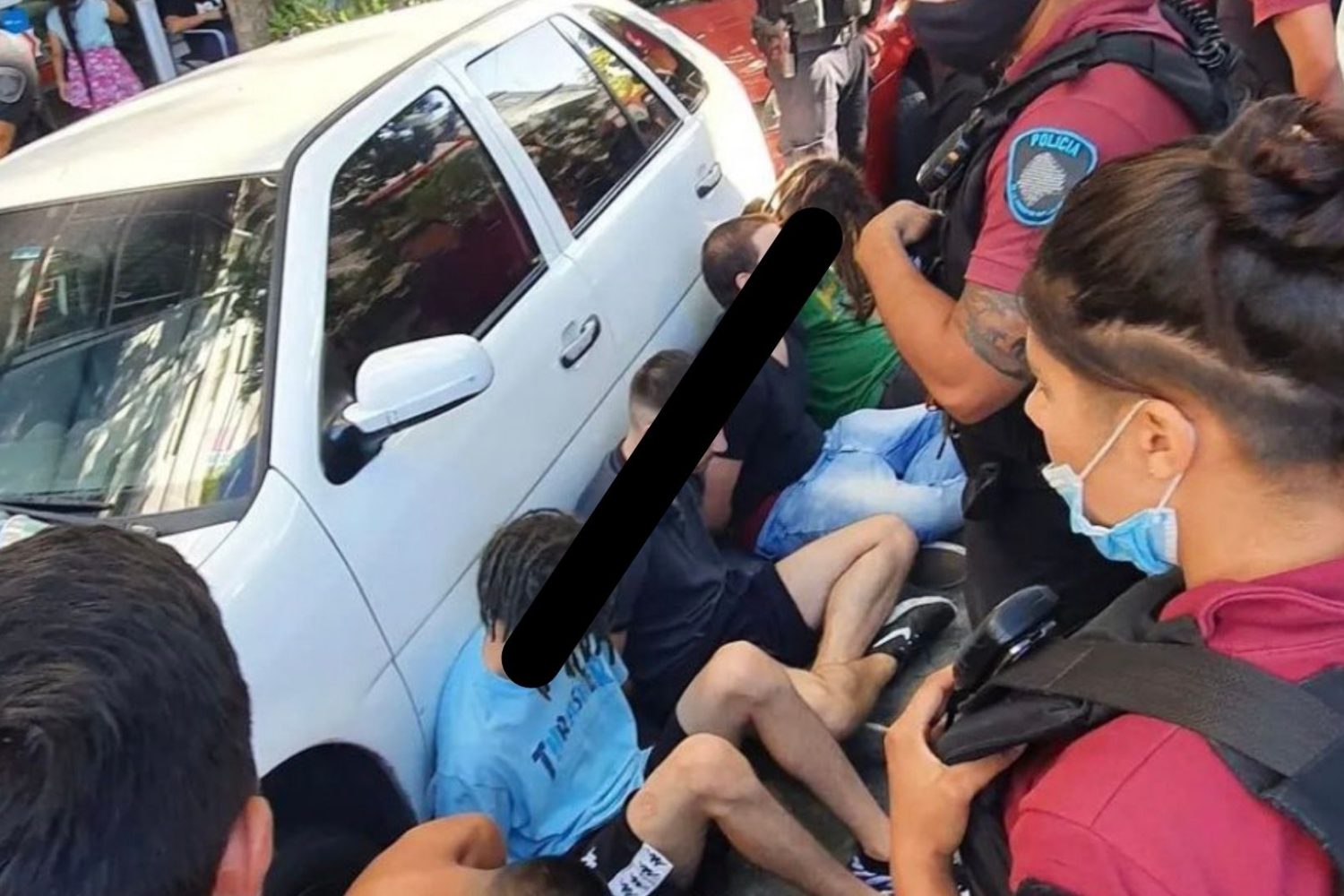 seis jóvenes violaron a una chica dentro de un carro en palermo