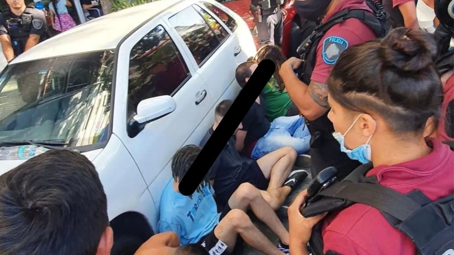 seis jóvenes violaron a una chica dentro de un carro en palermo