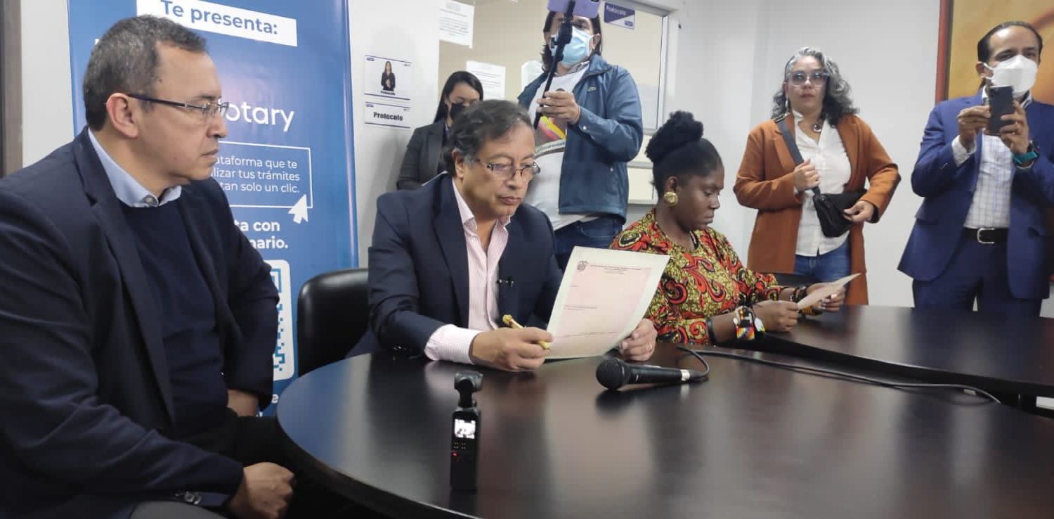 Gustavo Petro y Francia M&aacute;rquez firmaron el compromiso de no expropiar