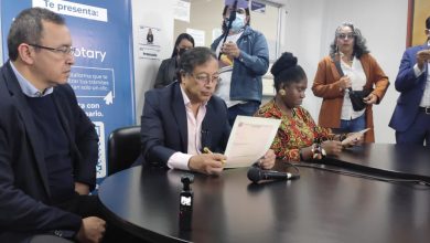 Gustavo Petro y Francia M&aacute;rquez firmaron el compromiso de no expropiar