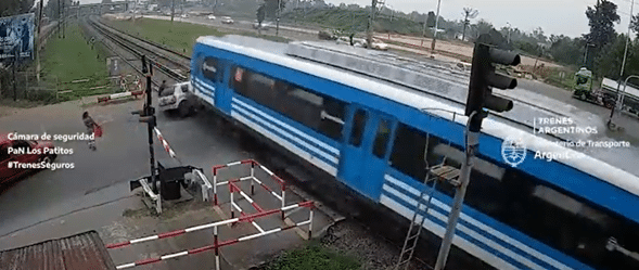 Video: Impactante accidente entre un tren y un carro en el que iba una familia