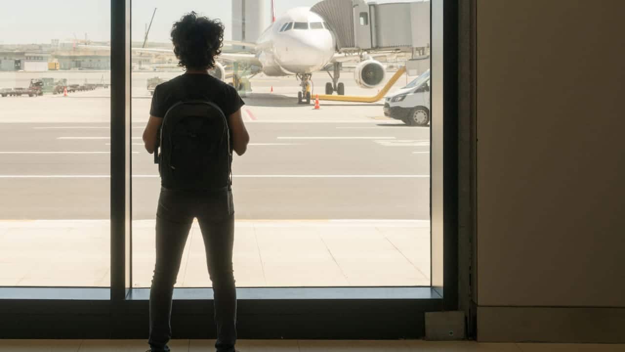 ni&ntilde;o aeropuerto israel