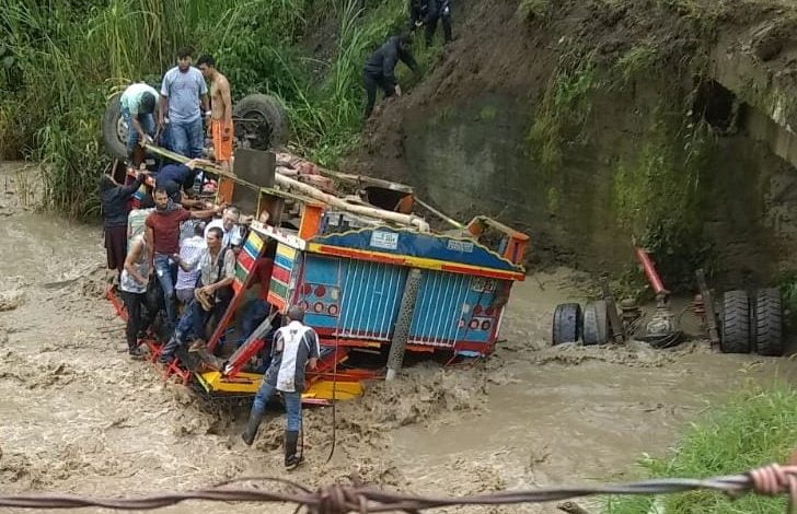 Accidente en Antioquia: Bus se fue al r&iacute;o Salgar; una persona perdi&oacute; la vida y 25 quedaron heridas