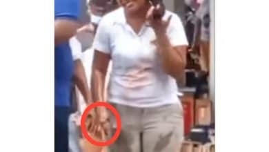 mujer mano aceite caliente