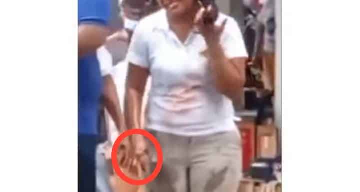 mujer mano aceite caliente