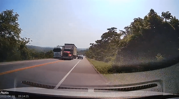 Video: imprudencia vial de una camioneta casi acaba con una familia