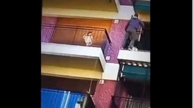 salt&oacute; de un balc&oacute;n a otro para salvar a un ni&ntilde;o