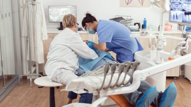 va al hospital y descubre que le ha salido un diente por la nariz