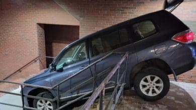 Mujer bajo efectos del alcohol, intent&oacute; bajar su carro por unas escaleras y culp&oacute; al GPS