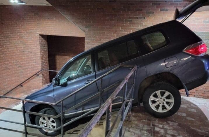 Mujer bajo efectos del alcohol, intent&oacute; bajar su carro por unas escaleras y culp&oacute; al GPS