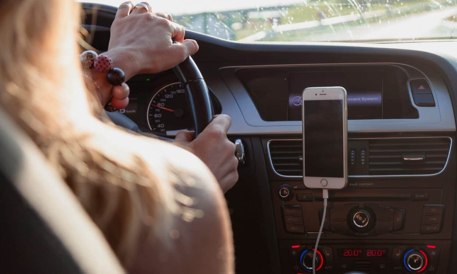 lleva en el carro el cuerpo sin vida de su hijo