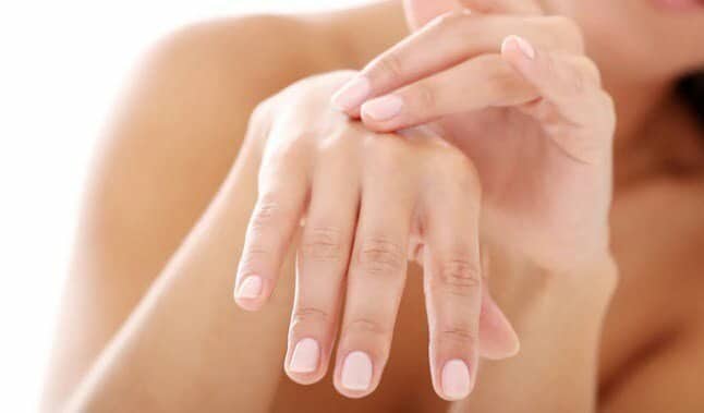 media luna en las u&ntilde;as