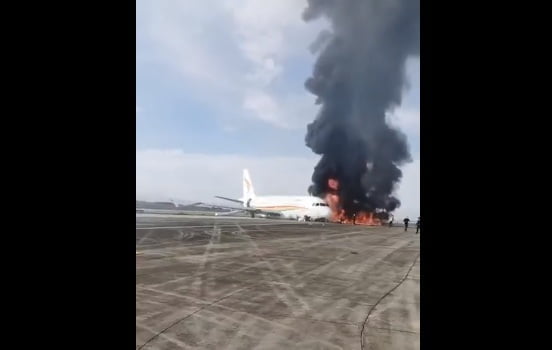 se incendió avión tras salirse de la pista