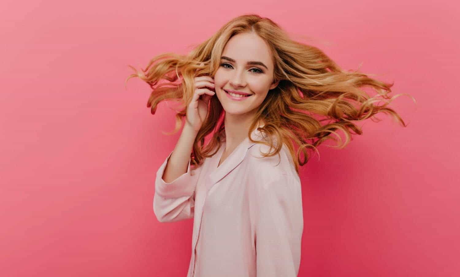 4 tonos de cabello que deber&iacute;as usar despu&eacute;s de los 40 para parecer m&aacute;s joven / almohada de seda