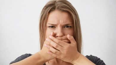 el mal aliento / sabor met&aacute;lico en la boca / sabor a sangre en la boca