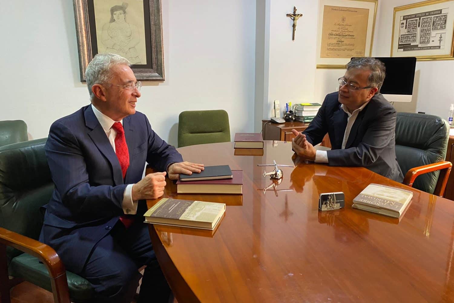 Se conocen las primeras im&aacute;genes de la reuni&oacute;n entre Gustavo Petro y &Aacute;lvaro Uribe