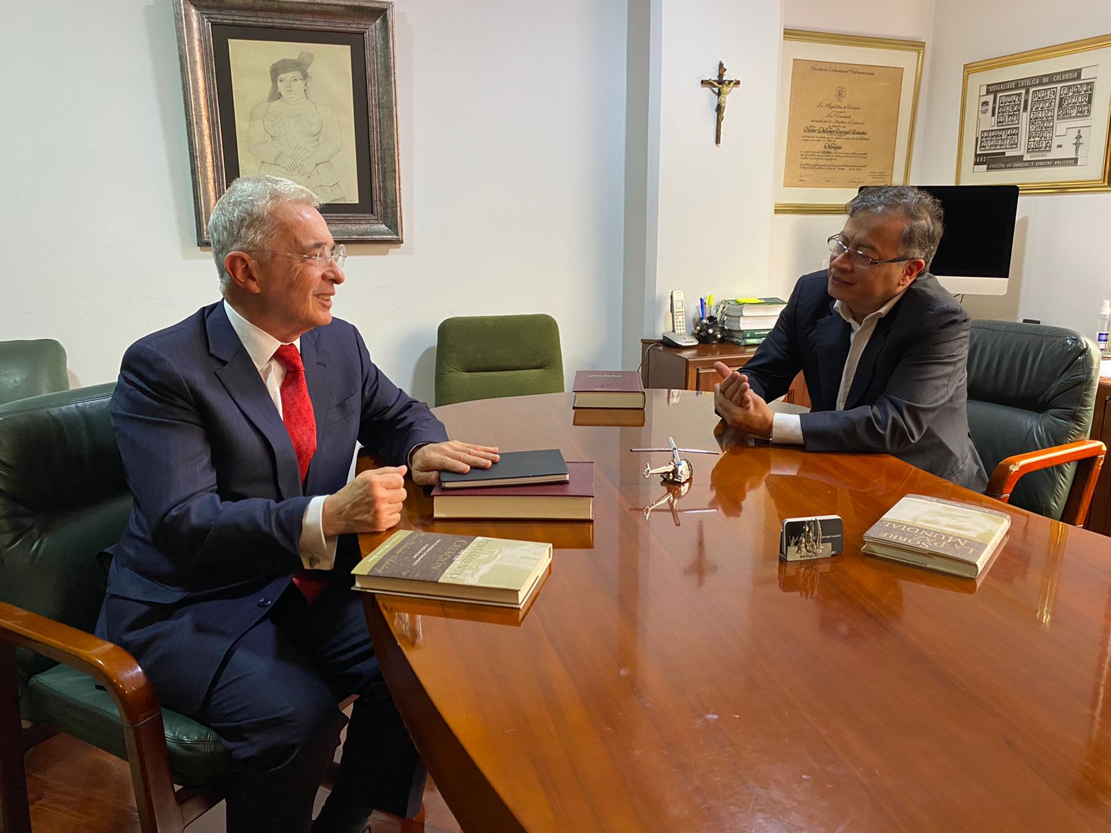 Se conocen las primeras imágenes de la reunión entre Gustavo Petro y Álvaro Uribe