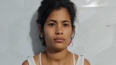 mujer beb&eacute; carro ventana