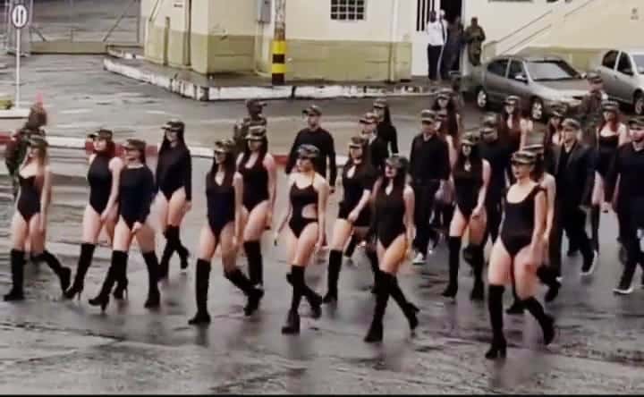 Pol&eacute;mica por desfile de mujeres en body en batall&oacute;n del Ej&eacute;rcito