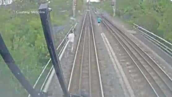 se salvan de ser arrollados por un tren