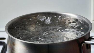 Clientes se quejaron de la comida en un restaurante y el gerente les tir&oacute; agua caliente