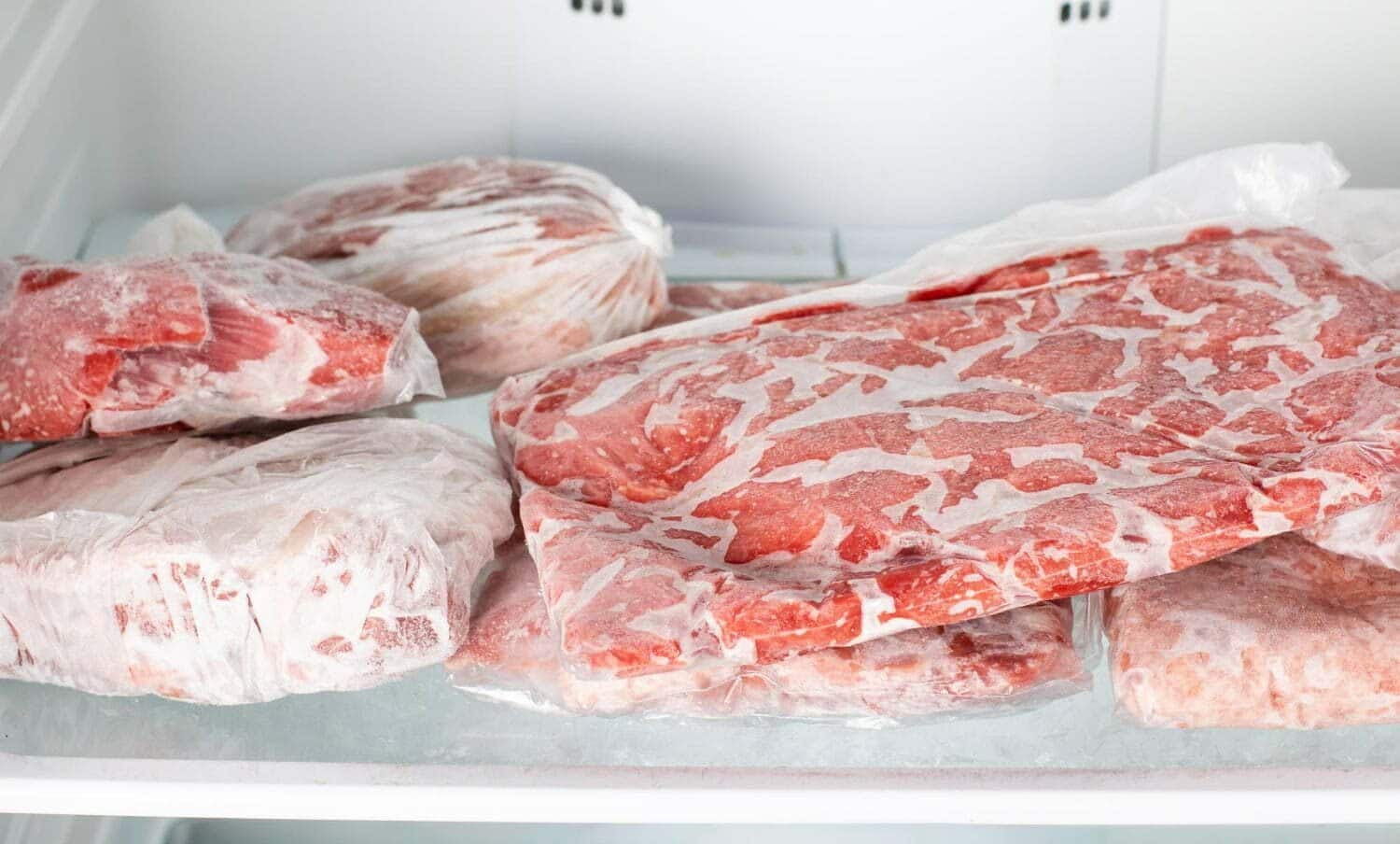 C&oacute;mo descongelar la carne r&aacute;pidamente - carne en el congelador