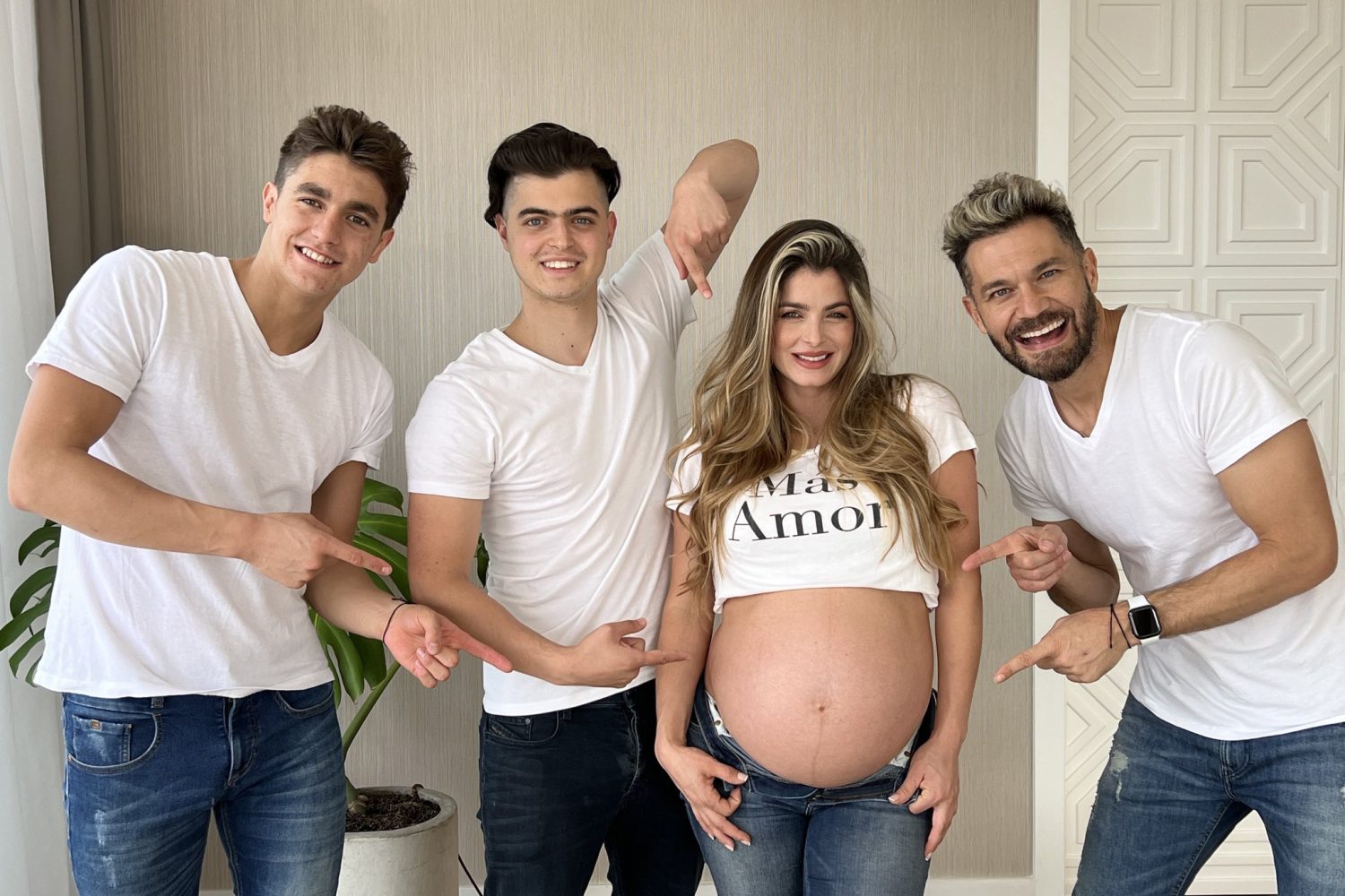 Graban &ldquo;show&rdquo; en aeropuerto protagonizado por hijo de Cristina Hurtado y Josse Narv&aacute;ez