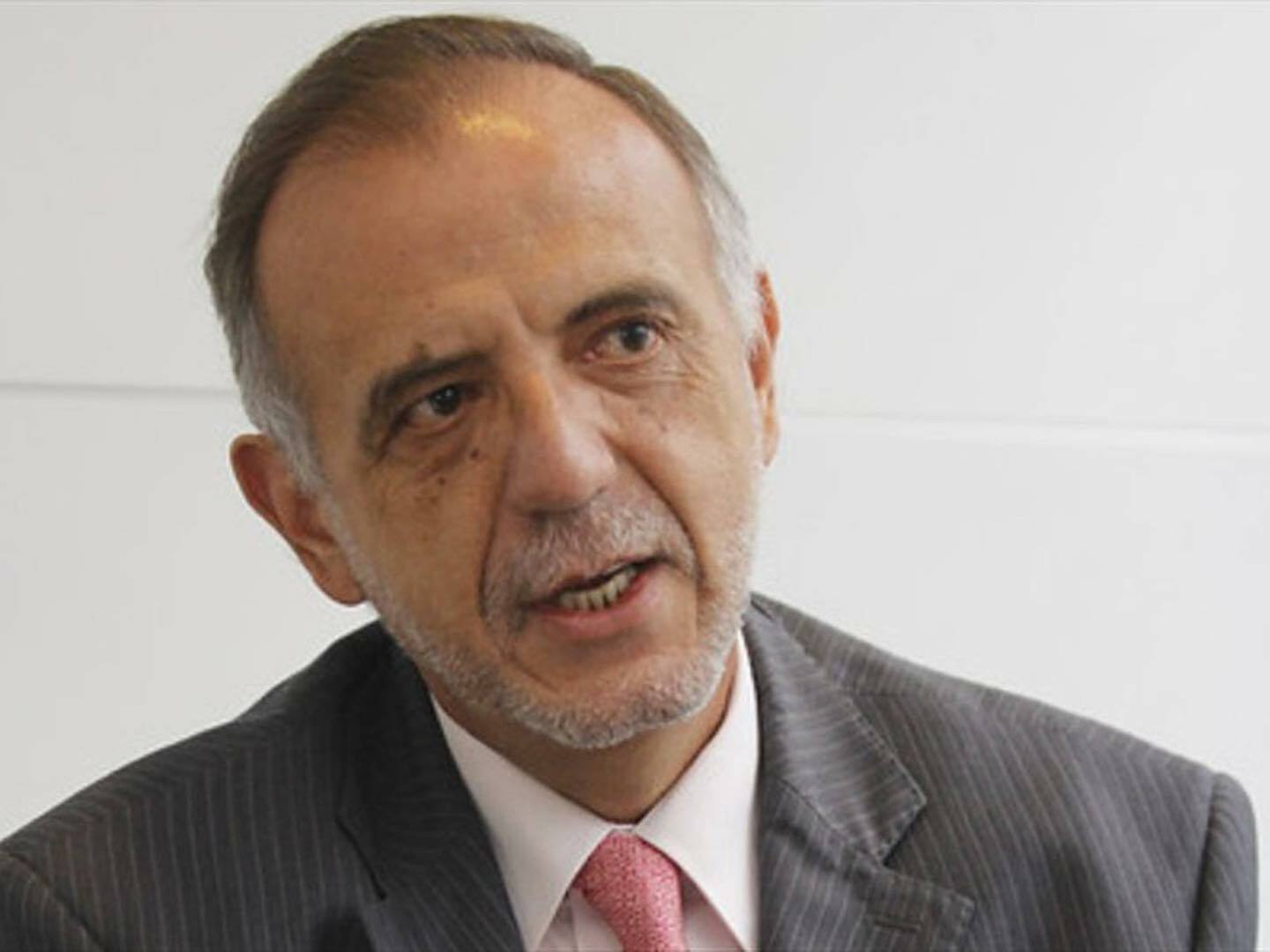 Gustavo Petro design&oacute; a Iv&aacute;n Vel&aacute;squez G&oacute;mez como el nuevo ministro de Defensa / servicio militar