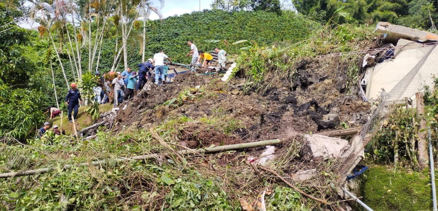 Niño perdió la vida en deslizamiento de tierra que sepultó escuela rural en Andes, Antioquia, otro está desaparecido