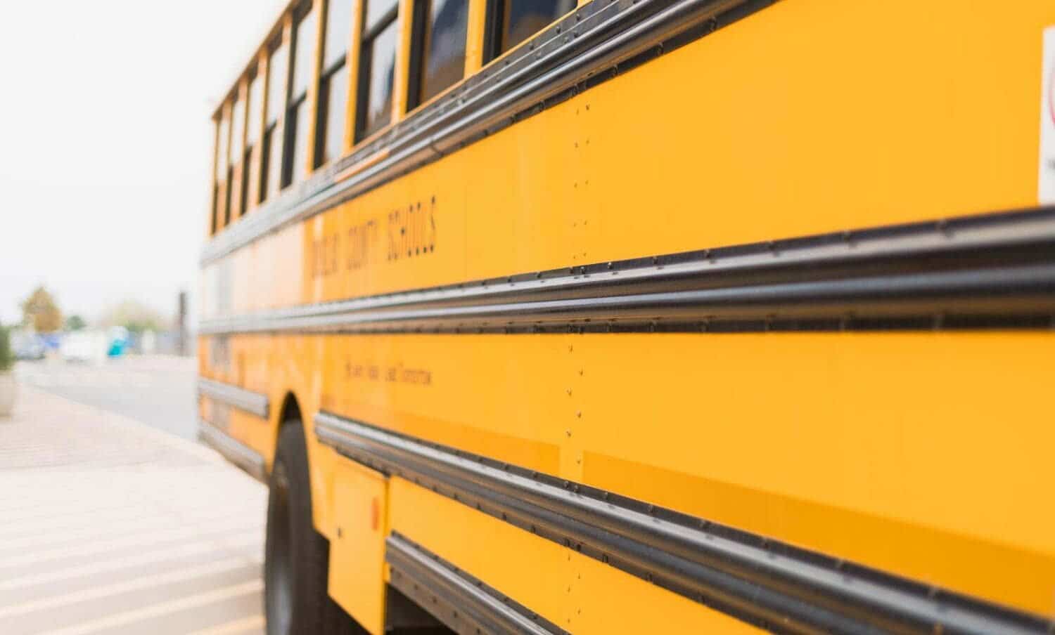 Ni&ntilde;o perdi&oacute; la vida tras caer del bus escolar en el que iba para el colegio