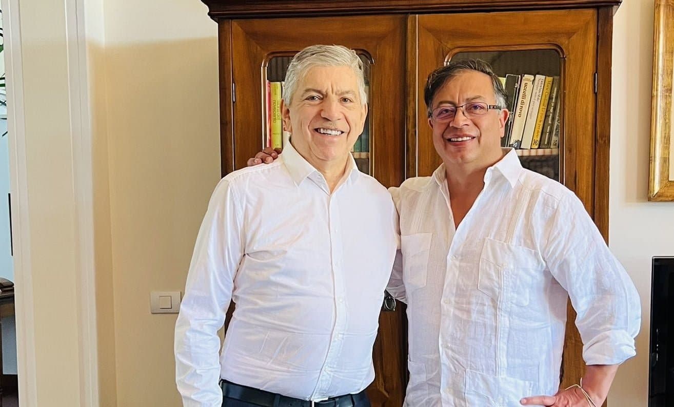 Partido Liberal confirm&oacute; que C&eacute;sar Gaviria y Gustavo Petro se reunieron en Italia