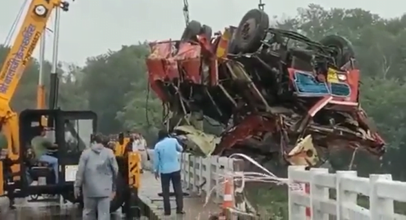13 personas sin vida dejó accidente de bus que cayó por un puente