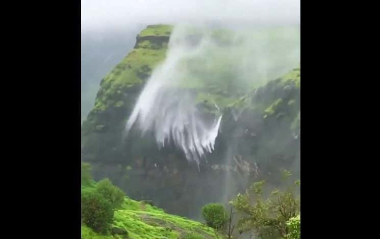 cascada donde el agua va hacia arriba