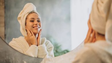 Mujer en casa aplicando mascarilla crema / col&aacute;geno