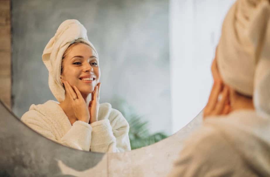 Mujer en casa aplicando mascarilla crema / col&aacute;geno
