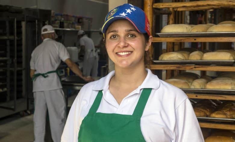 contratar refugiados y migrantes venezolanos