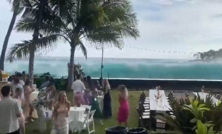 gigantescas olas impactaron casas en Hawái, una boda fue destruida