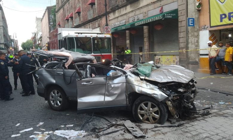 carro cay&oacute; desde una azotea