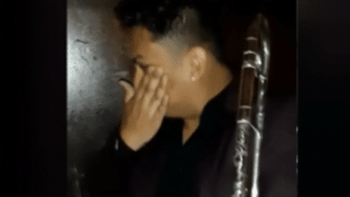 Contrataron a m&uacute;sico para tocar en el matrimonio de su ex y no dej&oacute; de llorar