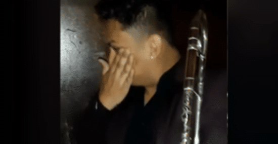 Contrataron a m&uacute;sico para tocar en el matrimonio de su ex y no dej&oacute; de llorar