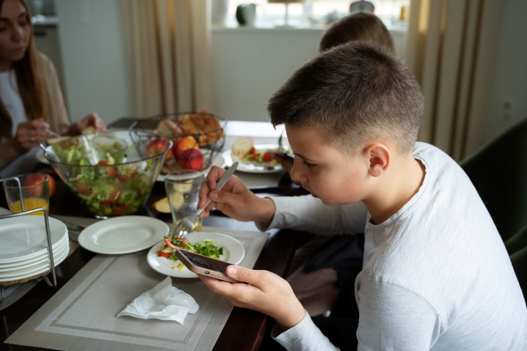 prohibir las pantallas a los niños / Darle a un niño su primer celular