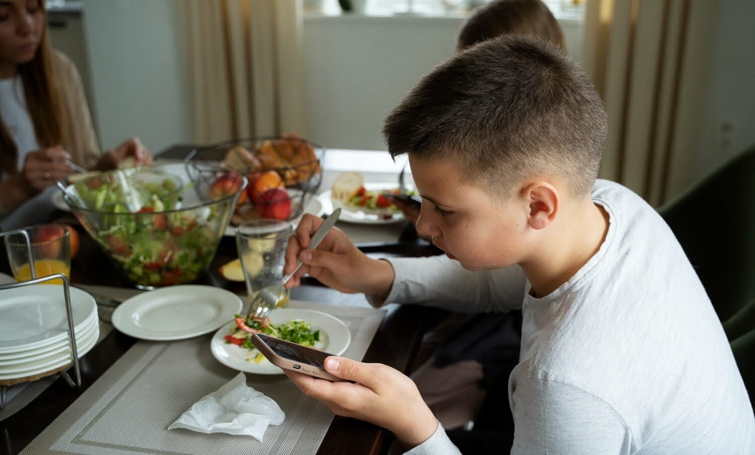 prohibir las pantallas a los ni&ntilde;os / Darle a un ni&ntilde;o su primer celular
