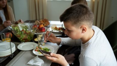 prohibir las pantallas a los ni&ntilde;os / Darle a un ni&ntilde;o su primer celular