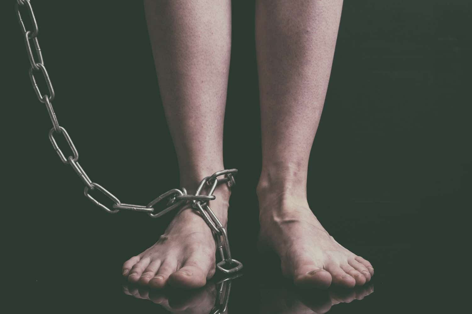 secuestrado joven ret&eacute;n | mujer enjaulada